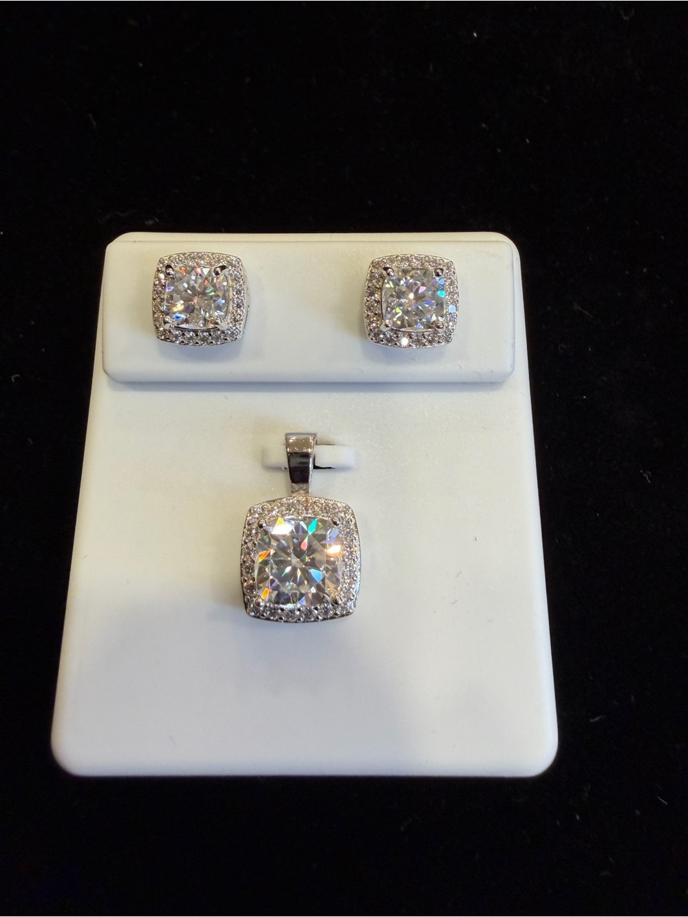 $950 Retail 5.0 Carat Moissanite Pendant & Stud Earrings Set in 925 SS